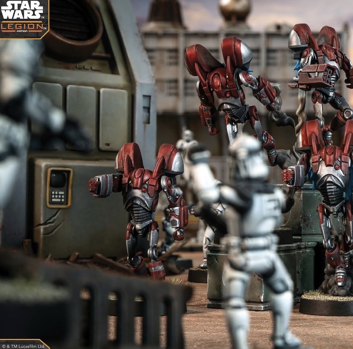 Red-armored droid commandos advancing on clone troopers